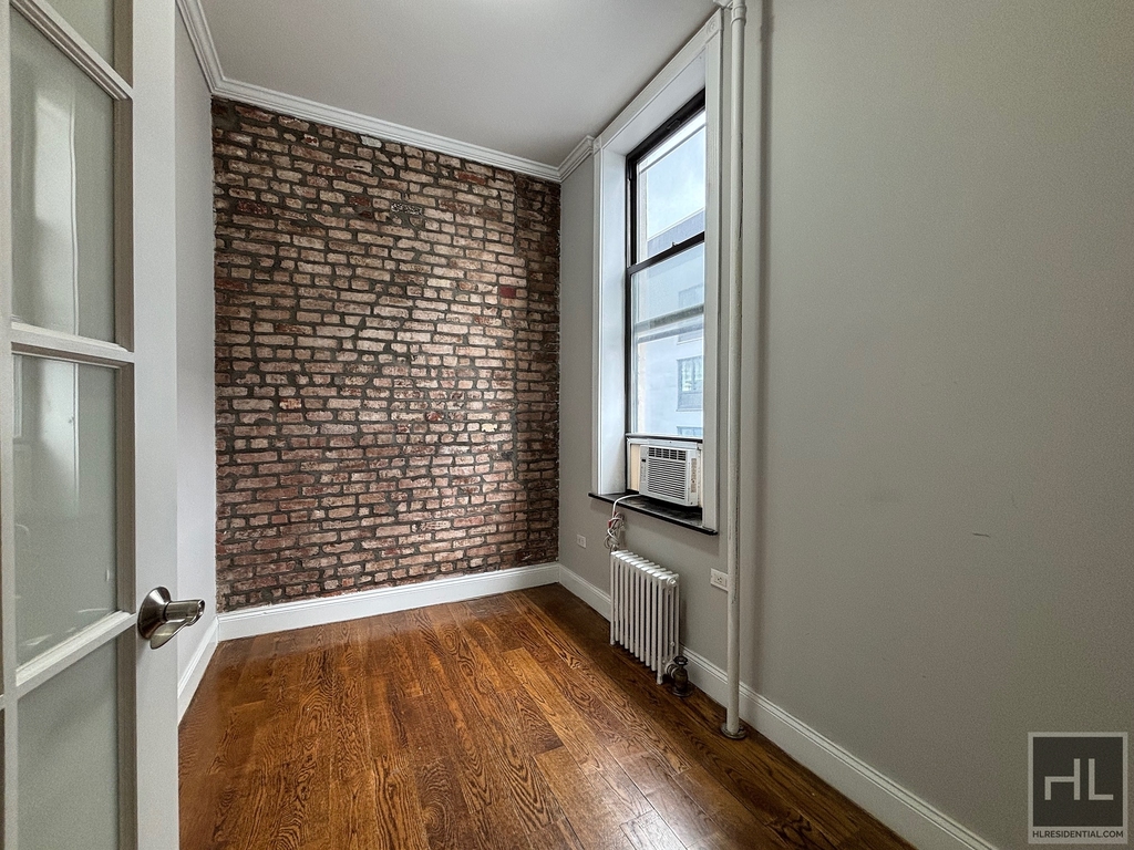 Avenue B - Photo 3