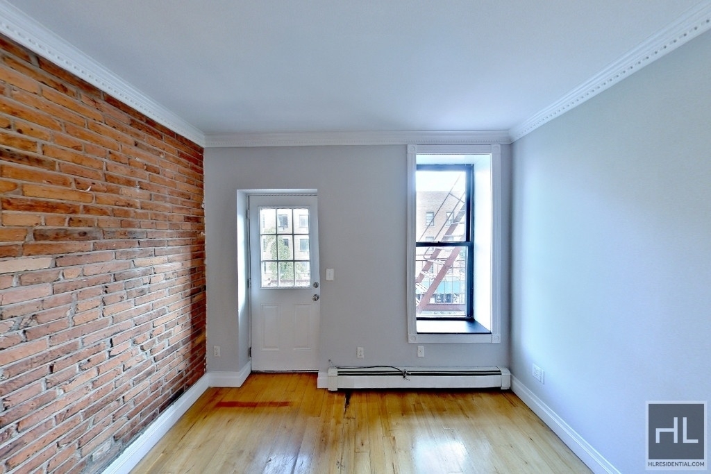 Avenue B - Photo 3