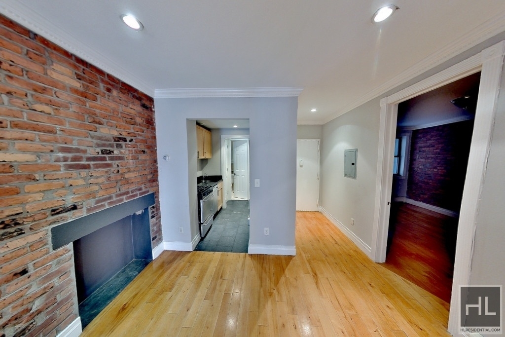 Avenue B - Photo 0