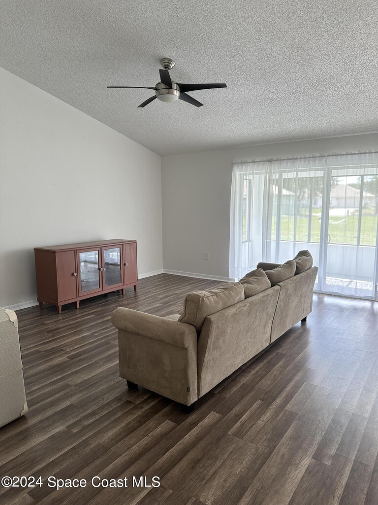 3127 Lowry Boulevard Se - Photo 3