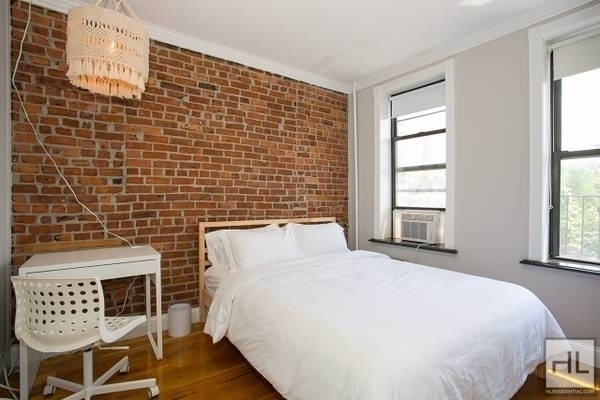 Essex Street - Photo 2
