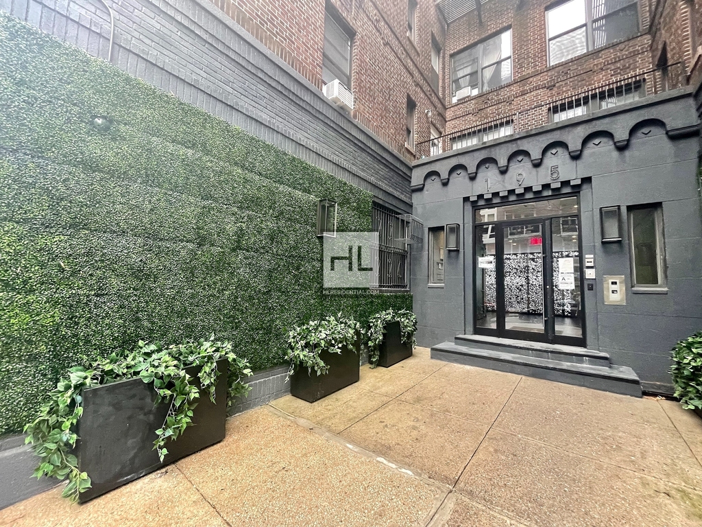 Stanton Street - Photo 2