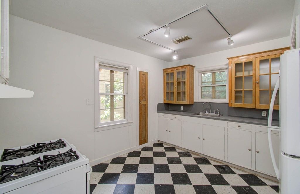 1428 Wentworth Street - Photo 5