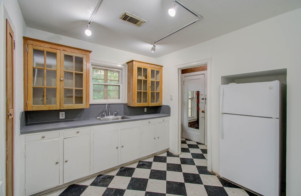1428 Wentworth Street - Photo 4