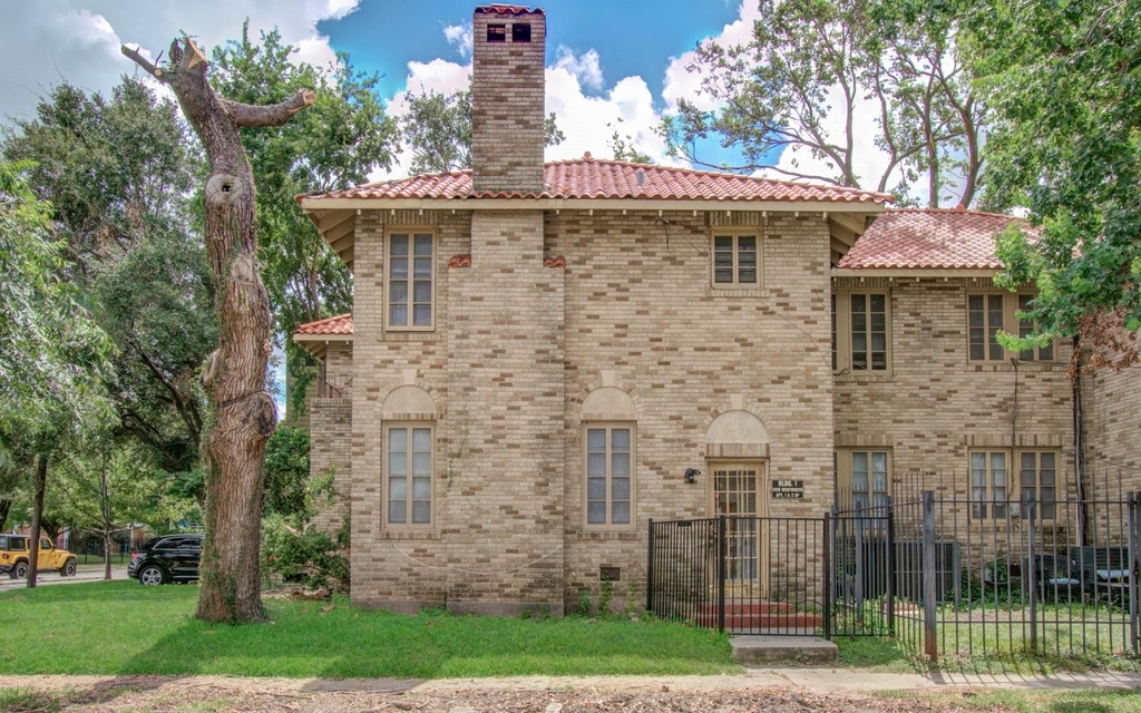 1428 Wentworth Street - Photo 0