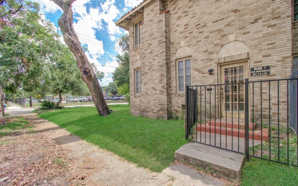 1428 Wentworth Street - Photo 1