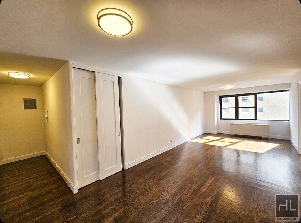 E 16 St - Photo 0