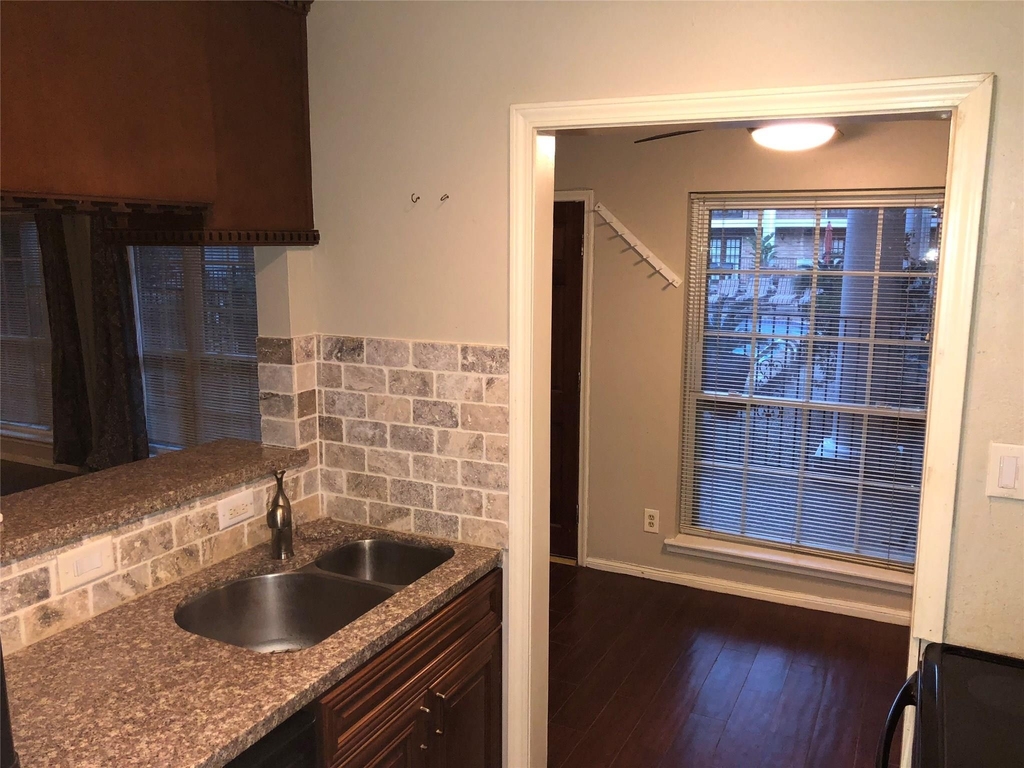 2507 Montrose Boulevard - Photo 11