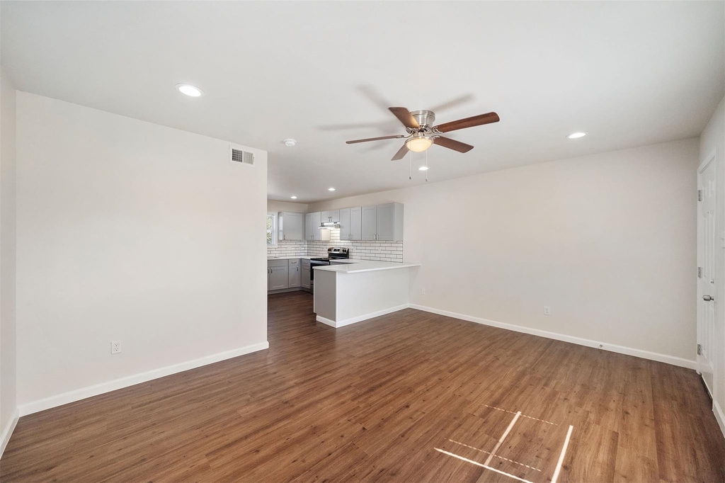 6403 Sloan Street - Photo 2
