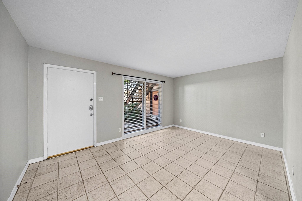 1016 E 7th Street - Photo 4