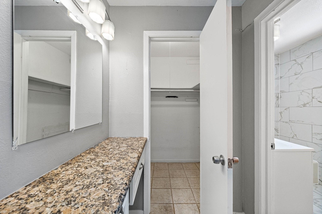1016 E 7th Street - Photo 1