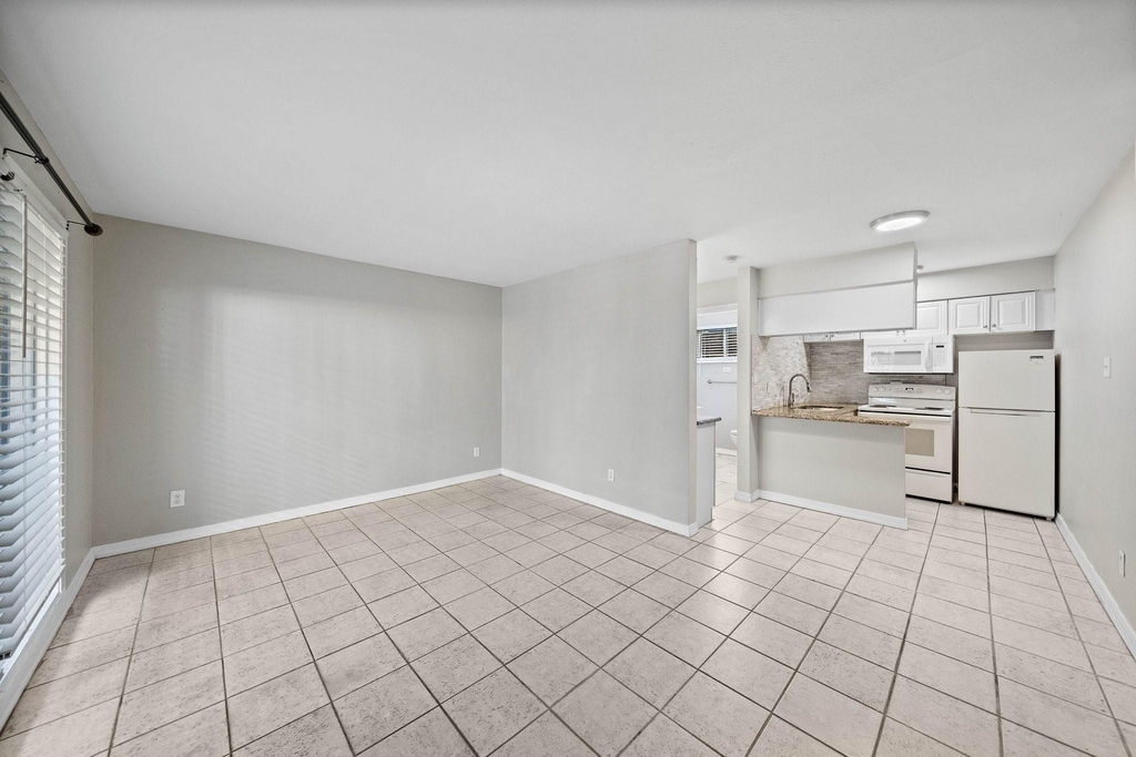 1016 E 7th Street - Photo 3