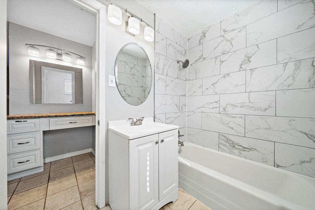 1016 E 7th Street - Photo 2