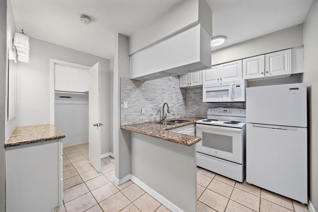 1016 E 7th Street - Photo 0