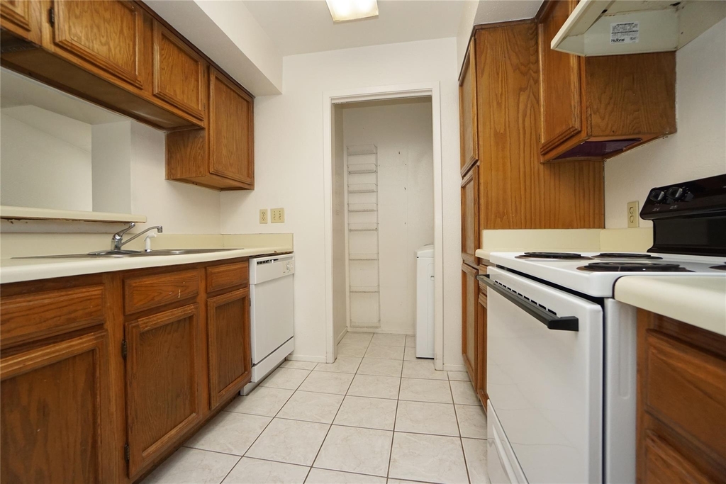 6602 Harbor Town Drive - Photo 7