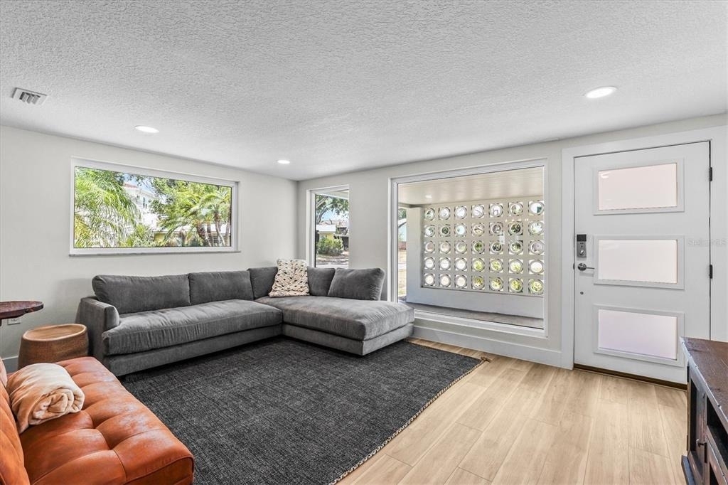 628 Ontario Avenue - Photo 3