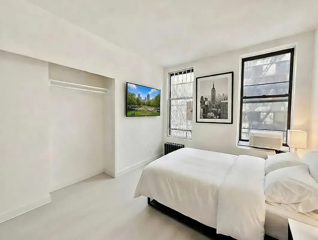 366 West 52nd Street - Photo 2