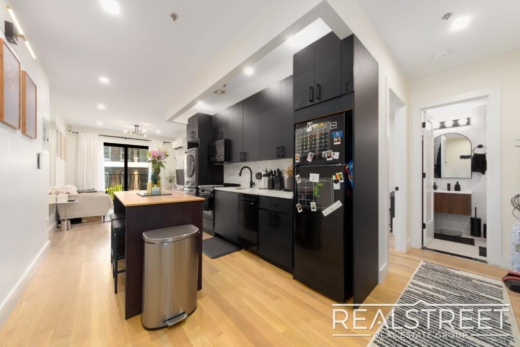1406 Lincoln Pl - Photo 1