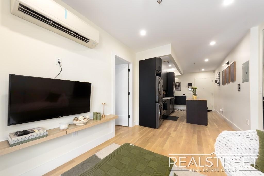 1406 Lincoln Pl - Photo 3
