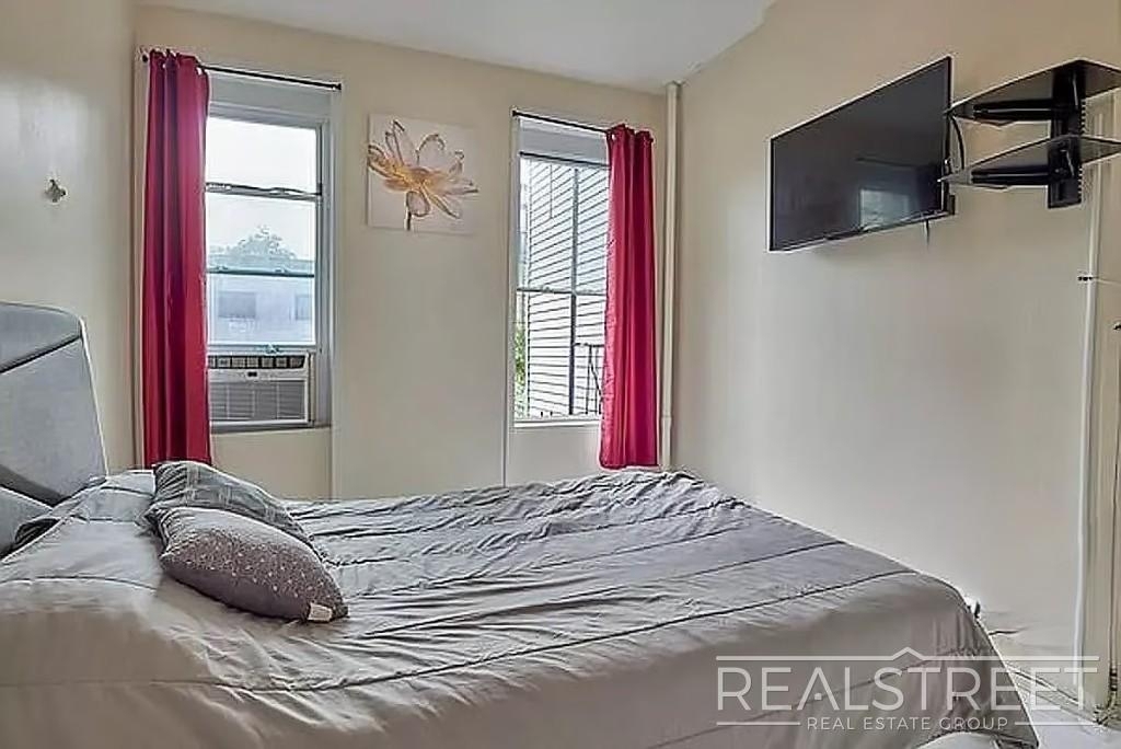 912 Gates Avenue - Photo 2