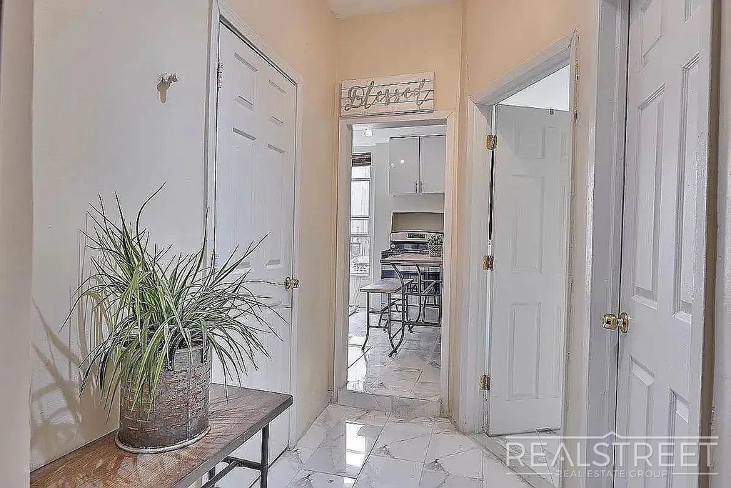 912 Gates Avenue - Photo 1
