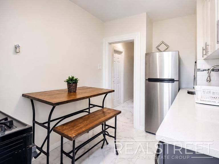 912 Gates Avenue - Photo 0