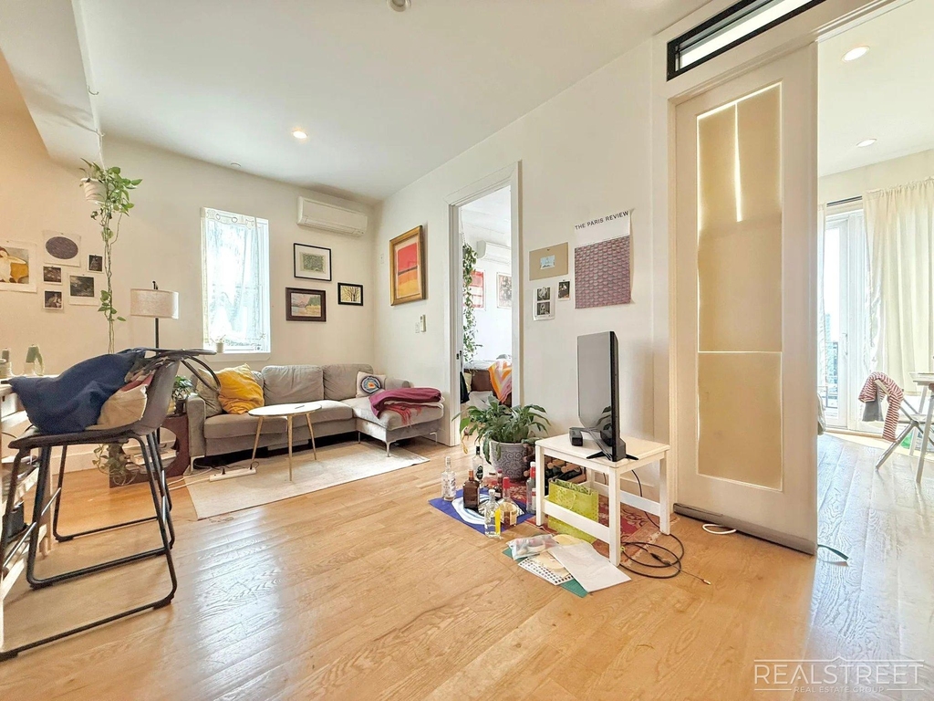 1530 Putnam Avenue - Photo 2