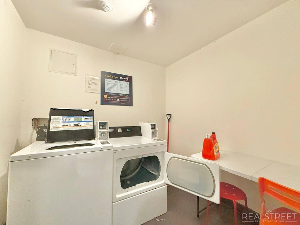 1530 Putnam Avenue - Photo 8
