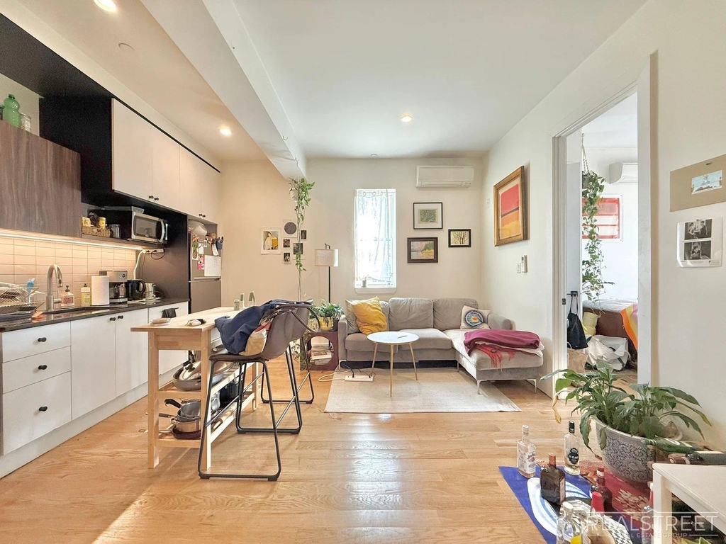1530 Putnam Avenue - Photo 0