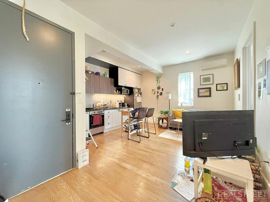 1530 Putnam Avenue - Photo 3