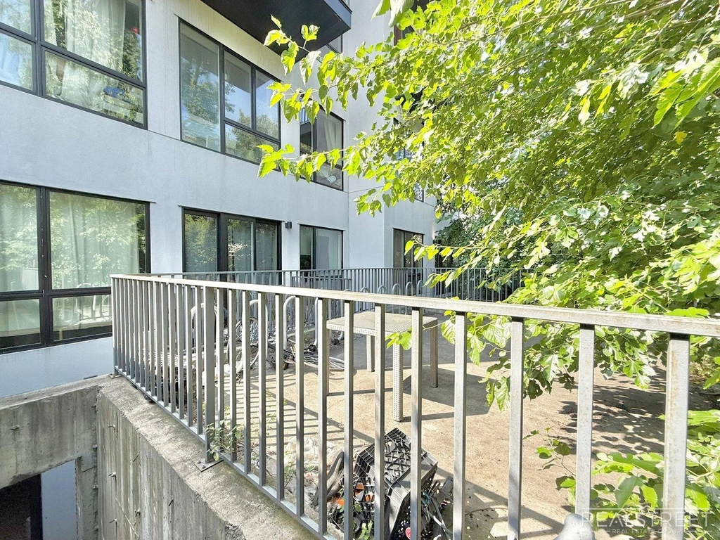 1530 Putnam Avenue - Photo 9