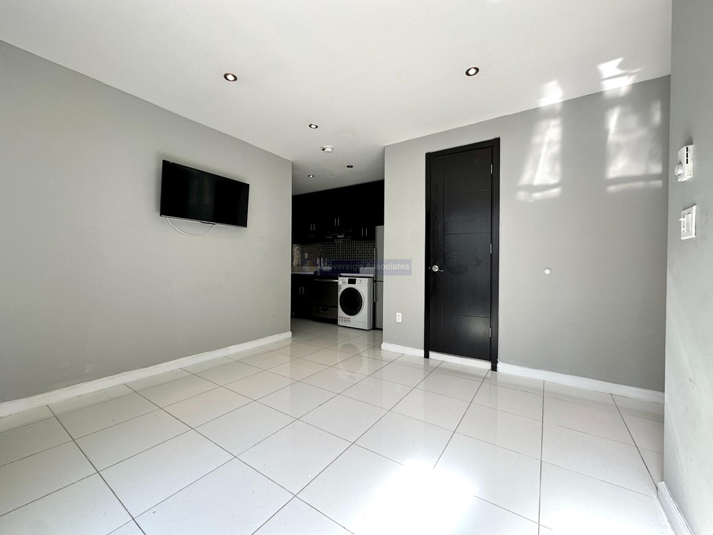 350 Manhattan Avenue - Photo 2