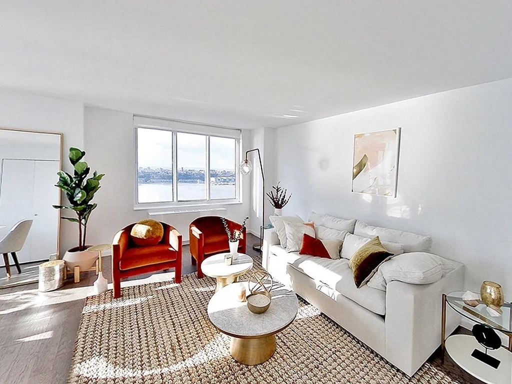 West 42nd Street - Photo 1
