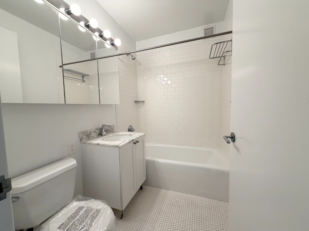 West 37th Street - Photo 7