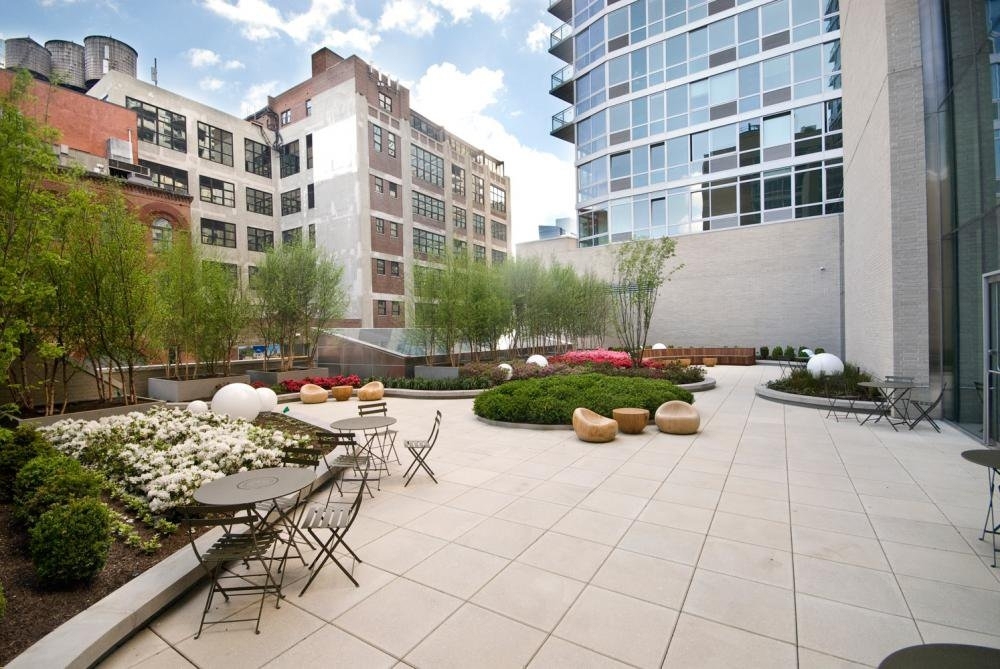 West 37th Street - Photo 7