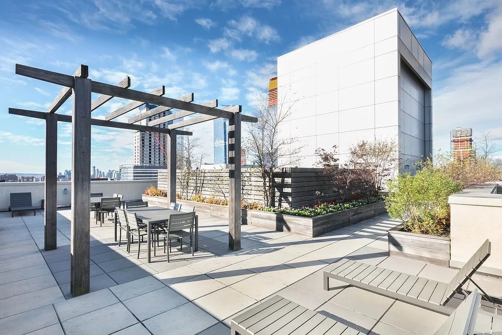 West 37th Street - Photo 8