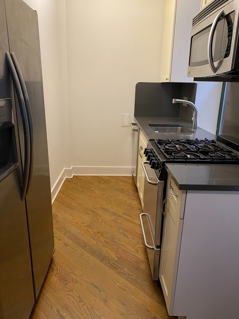 East 70th St & 3rd Ave - Photo 7