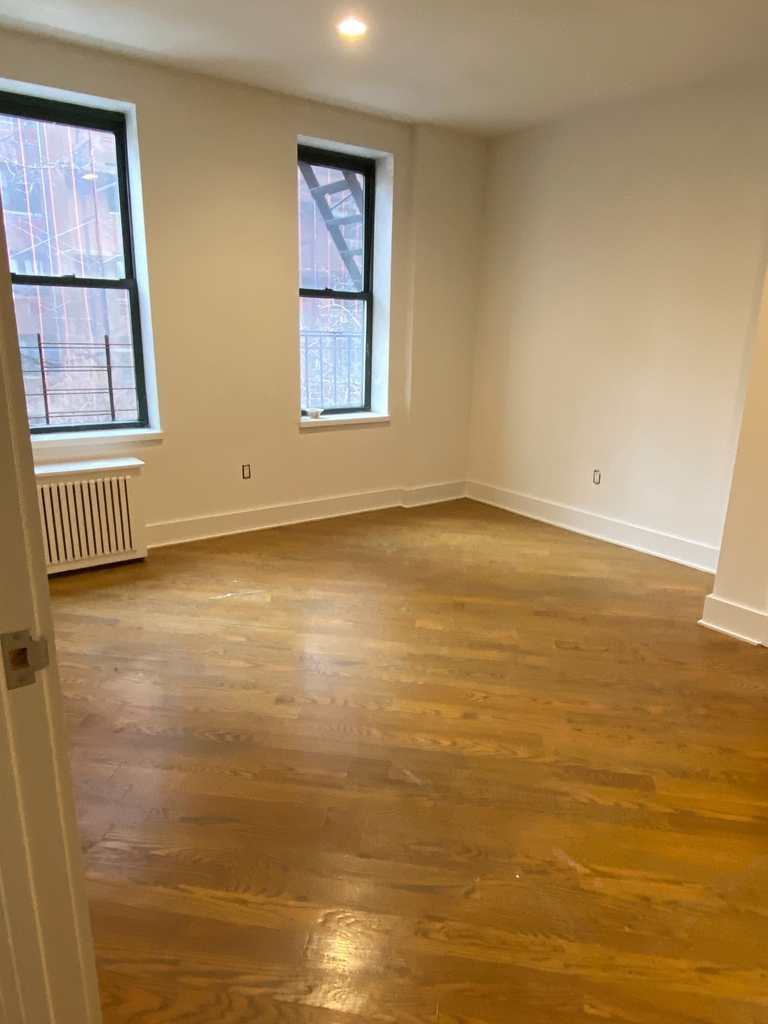 East 70th St & 3rd Ave - Photo 3