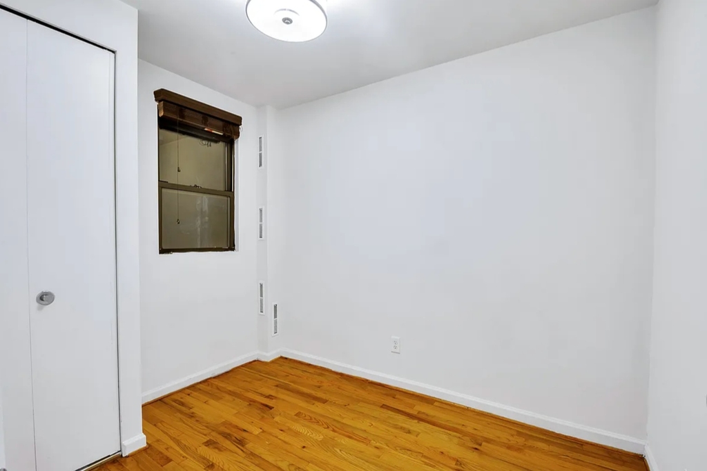 West 49th St & 10th Ave - Photo 4
