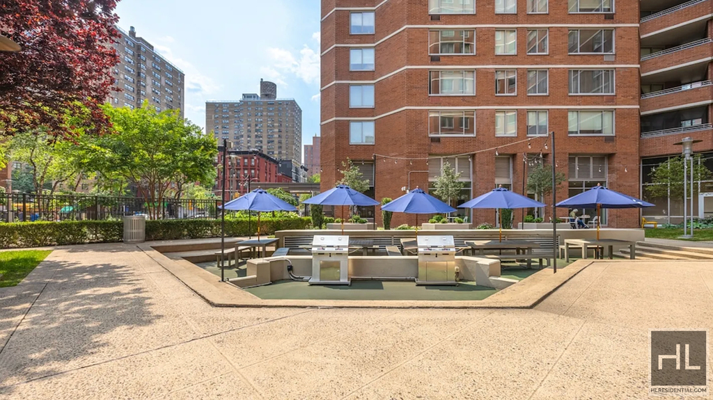 Second Avenue - Photo 6