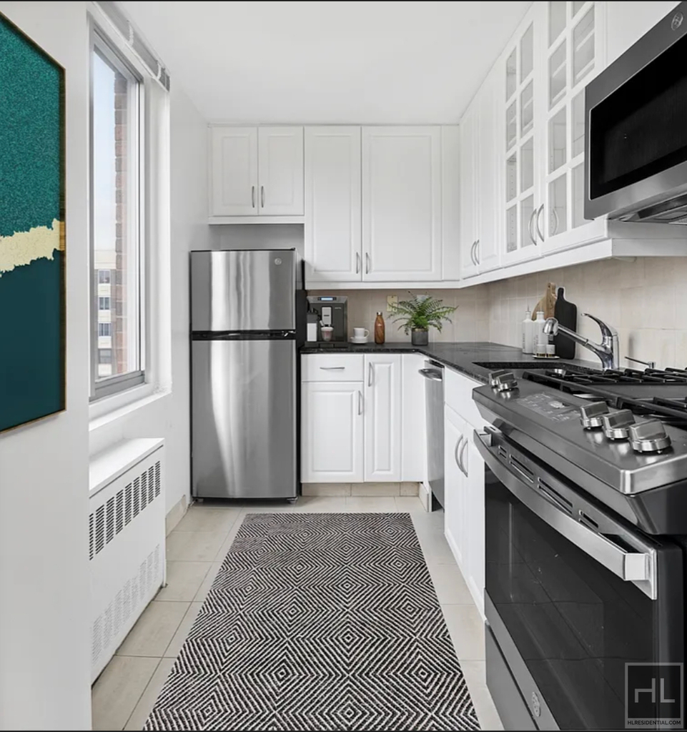 Second Avenue - Photo 1