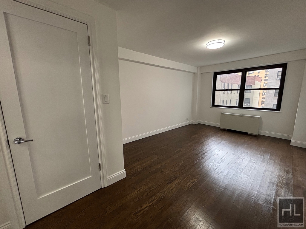 East 16 Avenue - Photo 2