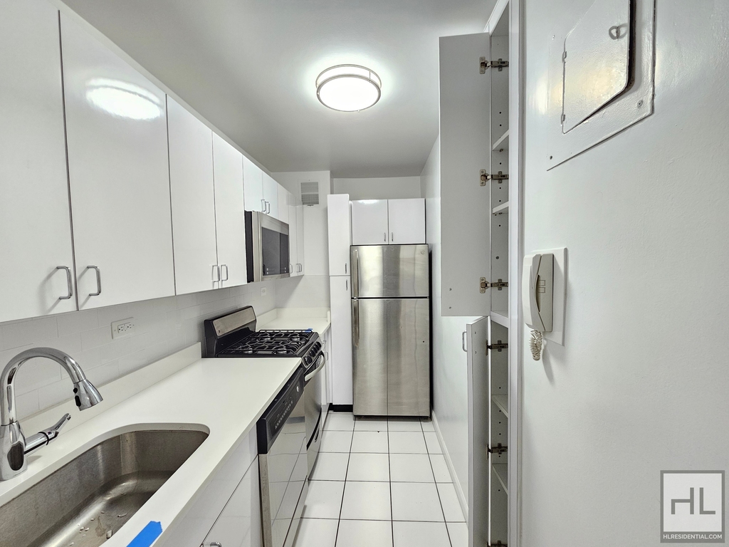 5 Avenue - Photo 2