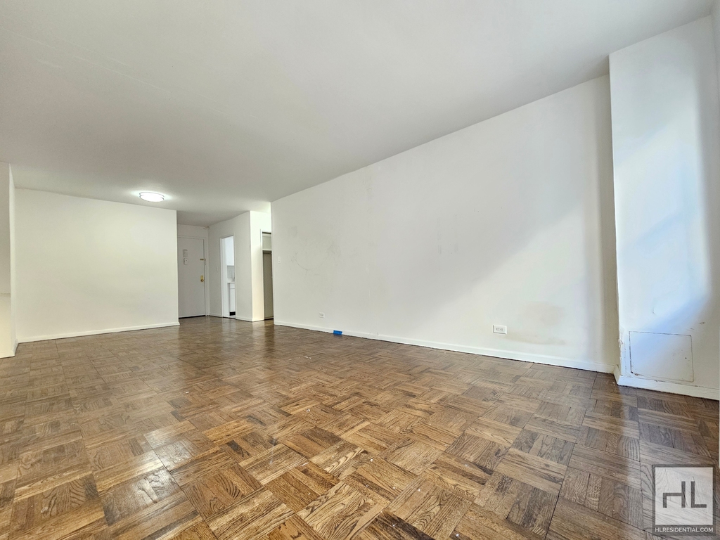 5 Avenue - Photo 1