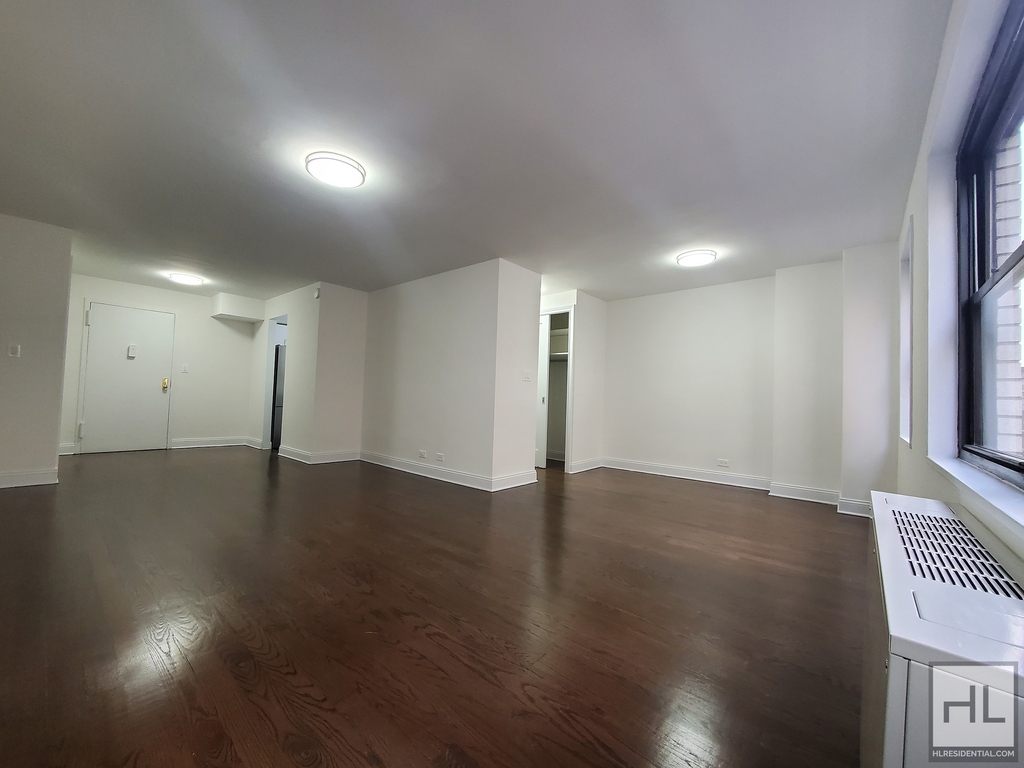 5 Avenue - Photo 2