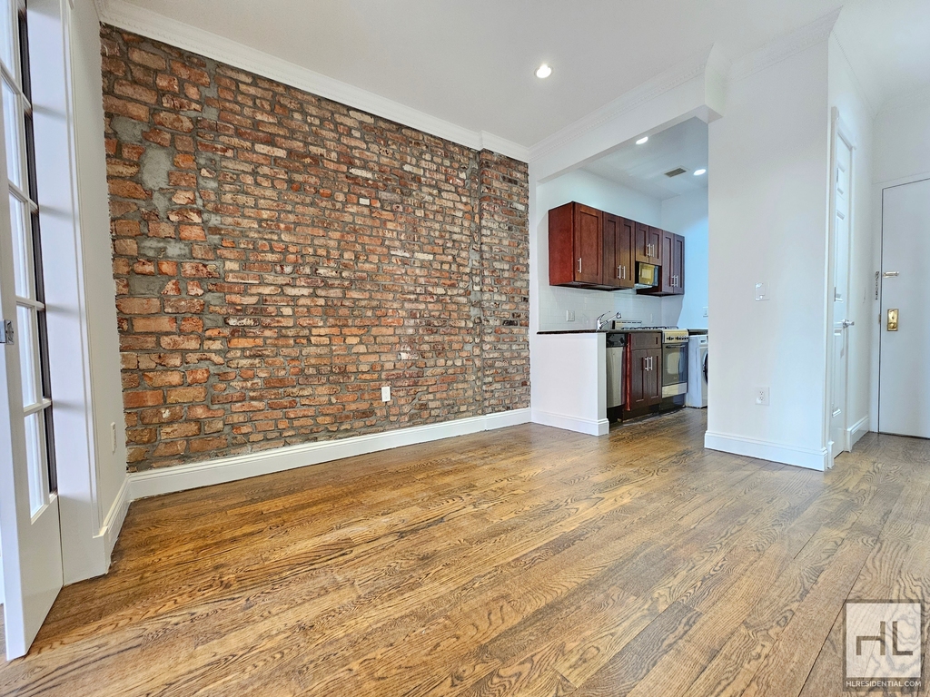Mott Street - Photo 1