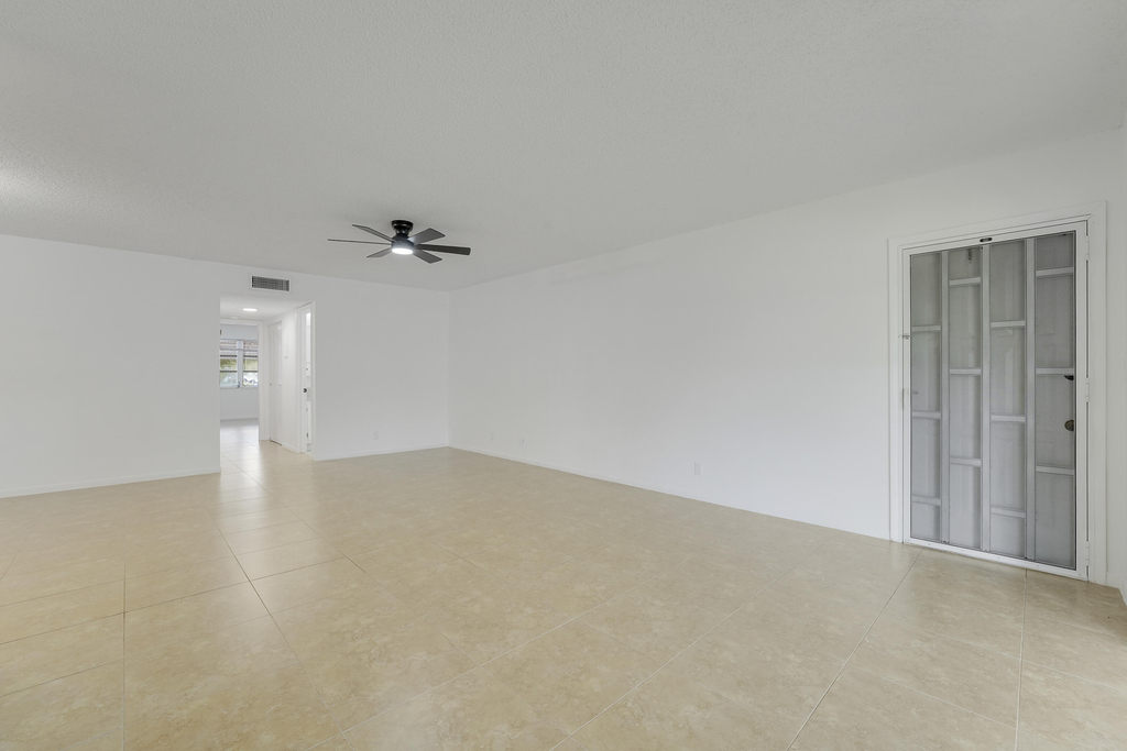 1142 W Circle Ter Terrace W - Photo 3