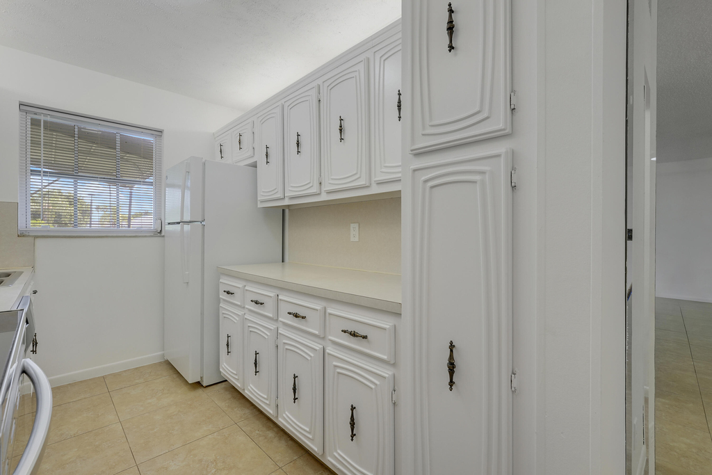 1142 W Circle Ter Terrace W - Photo 10