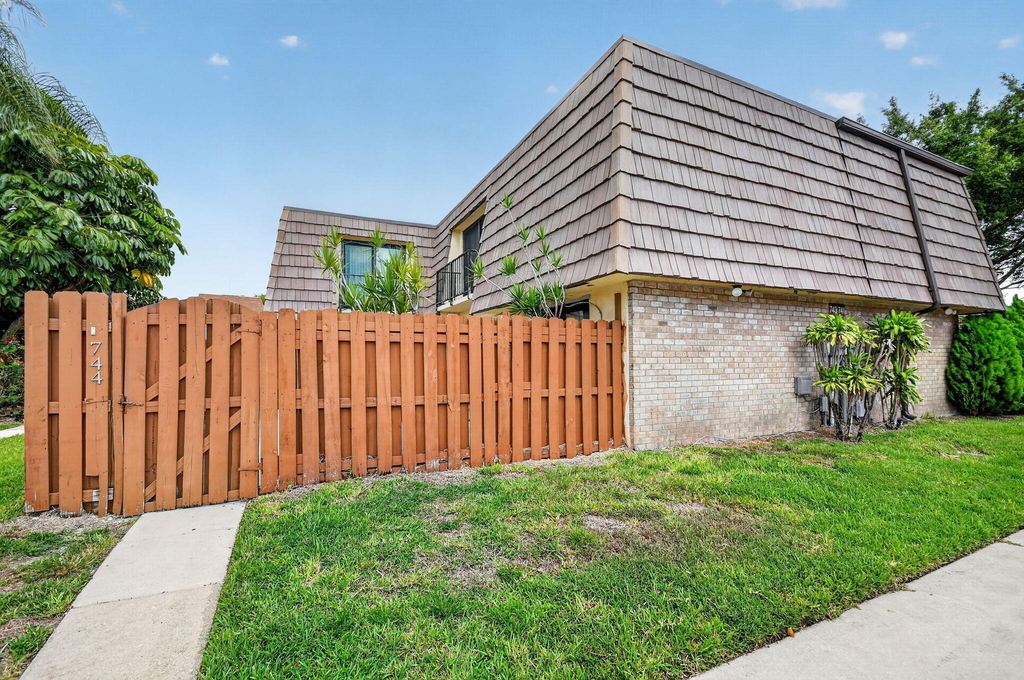 744 Springdale Circle - Photo 0