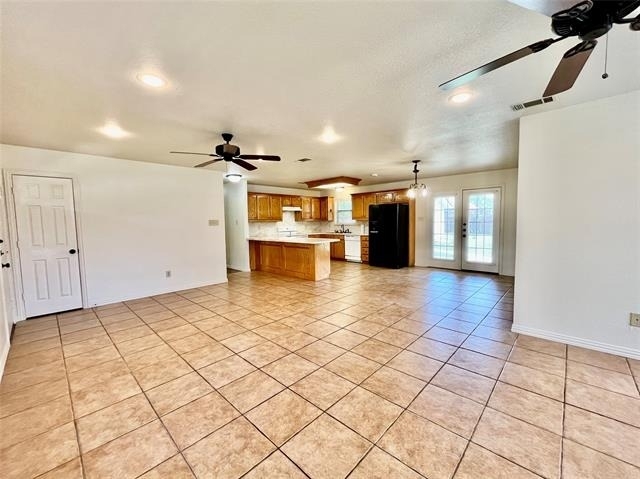 525 W Lloyd Street - Photo 2